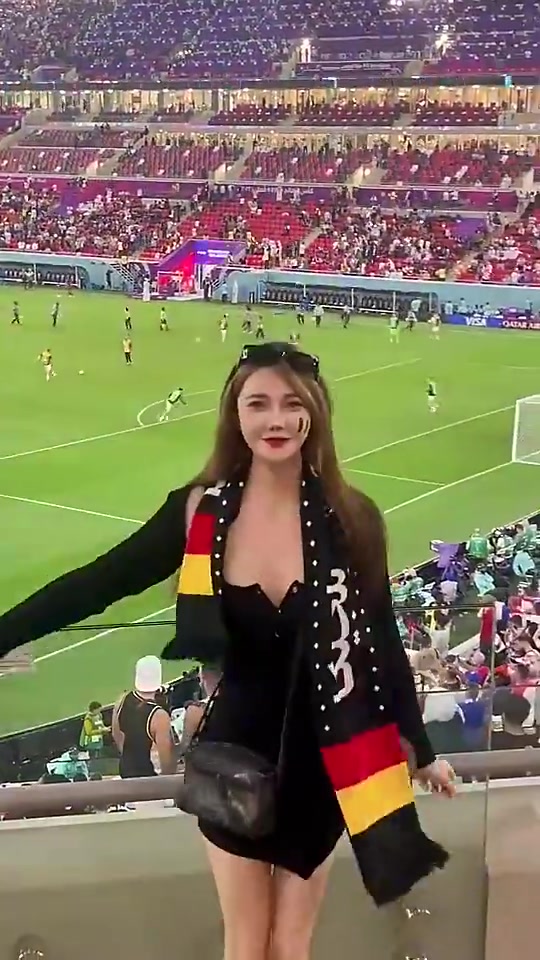 场边的比利时美女球迷实在太养眼了真吸引人