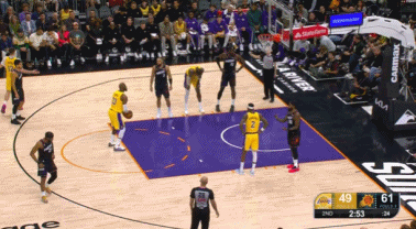 故技重施,狄龙在詹姆斯罚球时与其击掌,此前还曾跟东契奇击掌